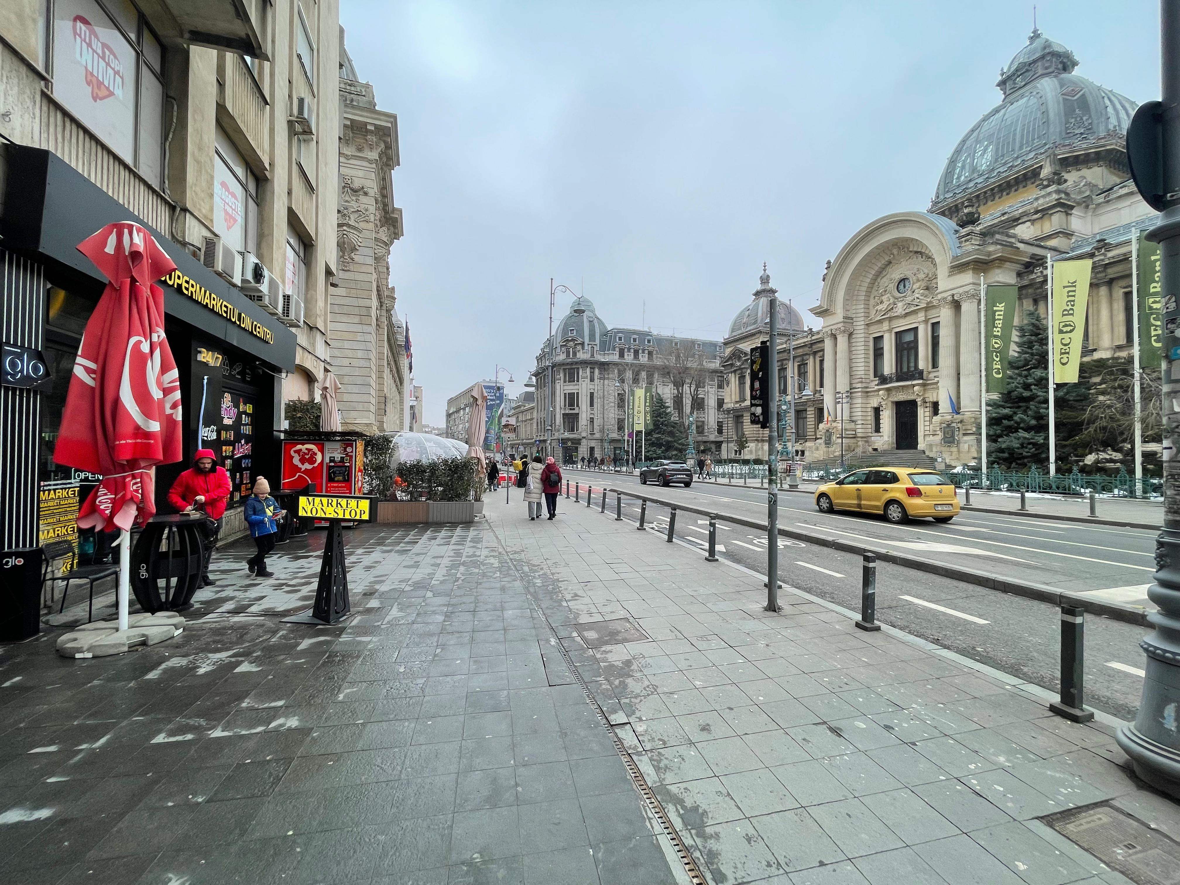 Exterior magazin noapte